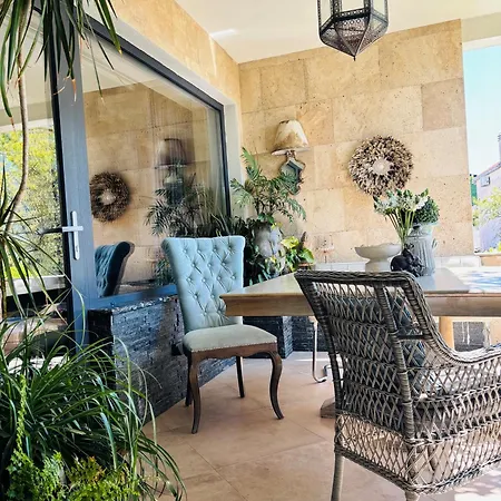 Apartment Luxury Pool By Maryn